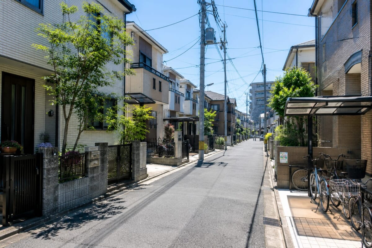 本町方面から帰宅して中央線沿線の住宅街へ向かうイメージ